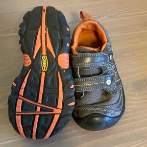 Kids keen size 8, lightly worn